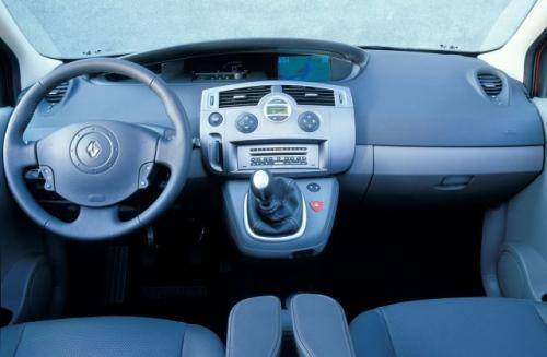 Fot. Renault: Nowoczesne wnętrze z tablicą przyrządów umieszczoną na środku.