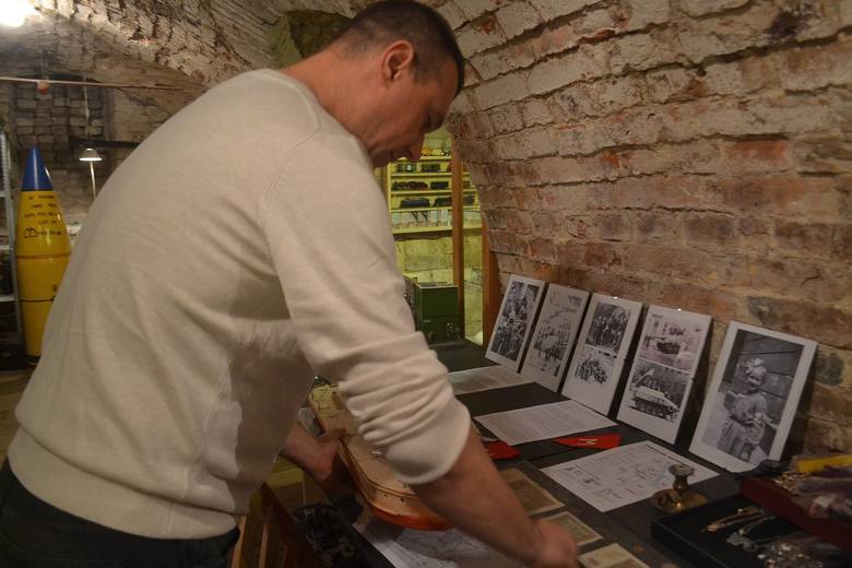 W podziemiach ratusza znajdziemy aktualnie również dokumenty i fotografie z powstania warszawskiego.