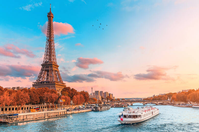 Paryż można zwiedzać także z wody. Sekwana mija najważniejsze zabytki miasta, np. katedrę Notre Dame, Panteon, Muzeum Orsay. Bilet na rejs po Sekwanie