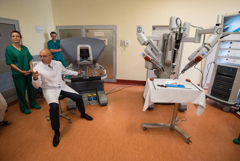 Prezentacja robota da Vinci starszego typu w szpitalu w Toruniu. 