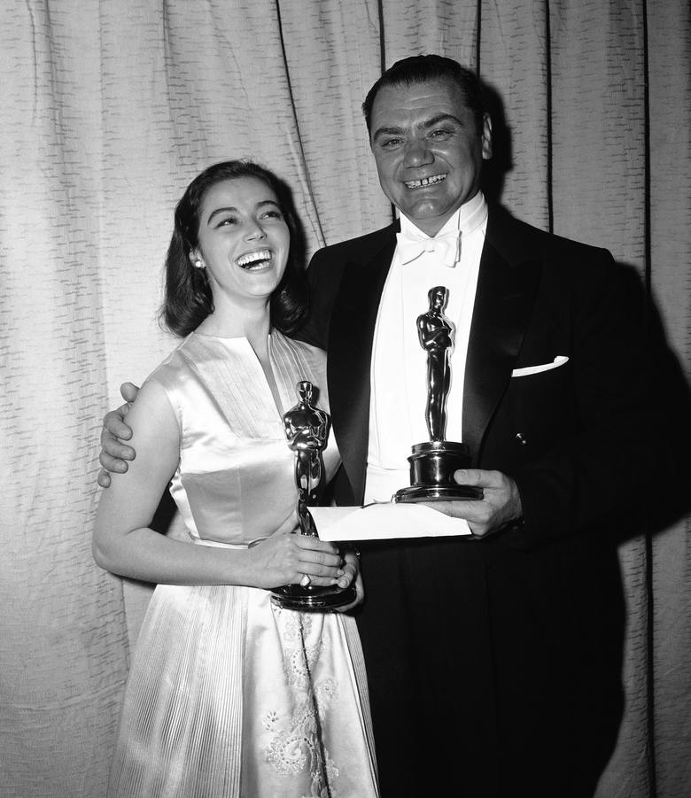 1956 r.<br /> <br /> Na zdjęciu Marisa Pavan (odbierająca nagrodę za Annę Magnani) i Ernest Borgnine z Oscarami dla najlepszych aktorów<br /> <br /> 