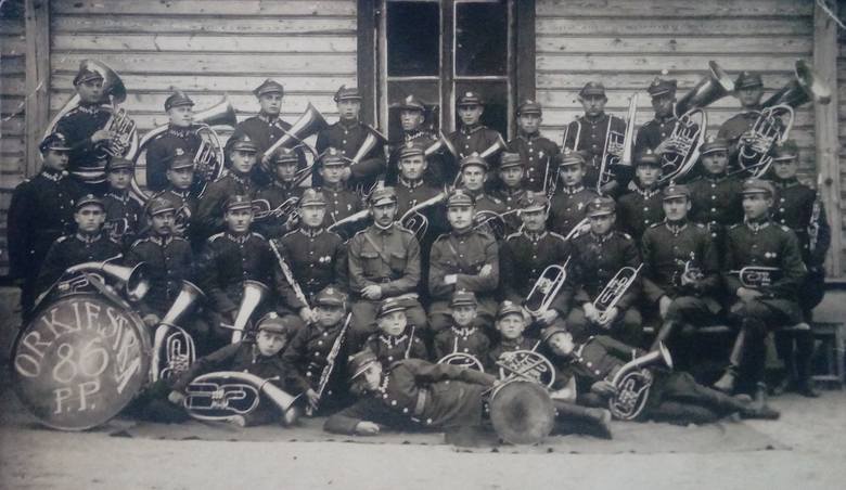 Orkiestra 86. Pułku Piechoty. W dolnym rzędzie, drugi od prawej Stanisław Jurkojć, młodszy brat Wacława