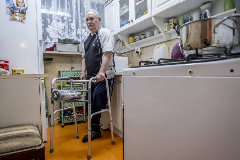 65-latek mieszka sam na czwartym piętrze. Po operacji czuje się jak więzień swojego domu. - Muszę prosić o pomoc i angażować innych, bo nie mam już wyboru. Od czterech miesięcy jestem przykuty do swojego domu - mówi Mariusz Grześkowiak.