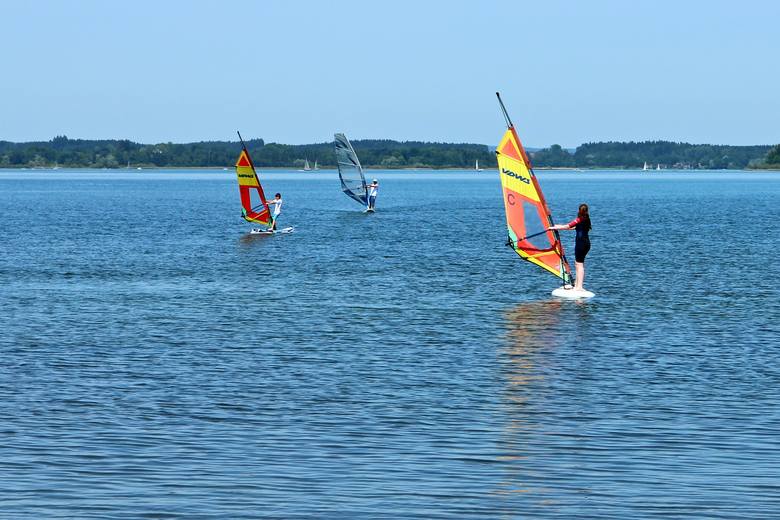 Jezioro Błędno jest rajem dla żeglarzy, a zwłaszcza windsurferów, którzy pojawiają się na wodzie w wietrzne dni; za pośrednictwem internetu korzystają