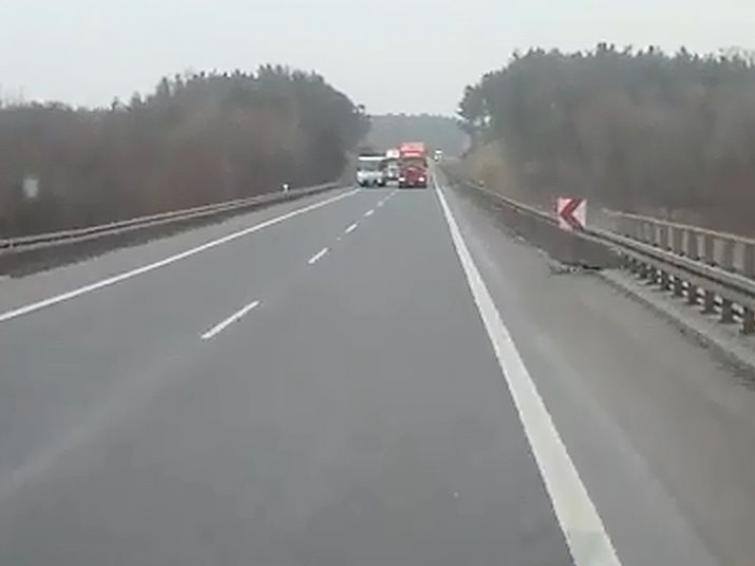 Kierowca Scanii wyprzedza autobus PKS zmuszając kierowcę jadącego z przeciwka do ucieczki na pobocze