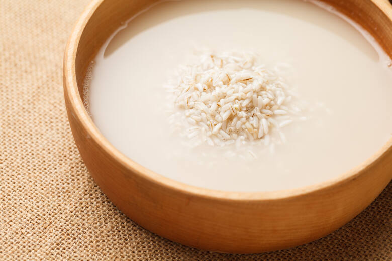 Moczenie ryżu w misce, by uzyskać wodę ryżową