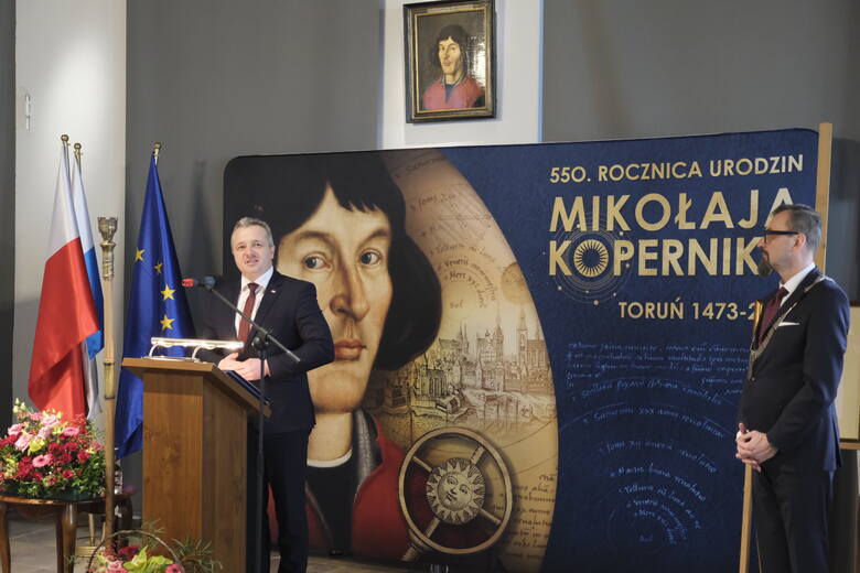 Toruńscy radni przenieśli się w czwartek do Sali Mieszczańskiej, gdzie wspólnie z zaproszonymi gośćmi celebrowali 550-lecie urodzin Mikołaja Kopernika. Goście najbardziej zasłużeni w pielęgnowaniu pamięci o wielkim astronomie, otrzymali okolicznościowe medale.