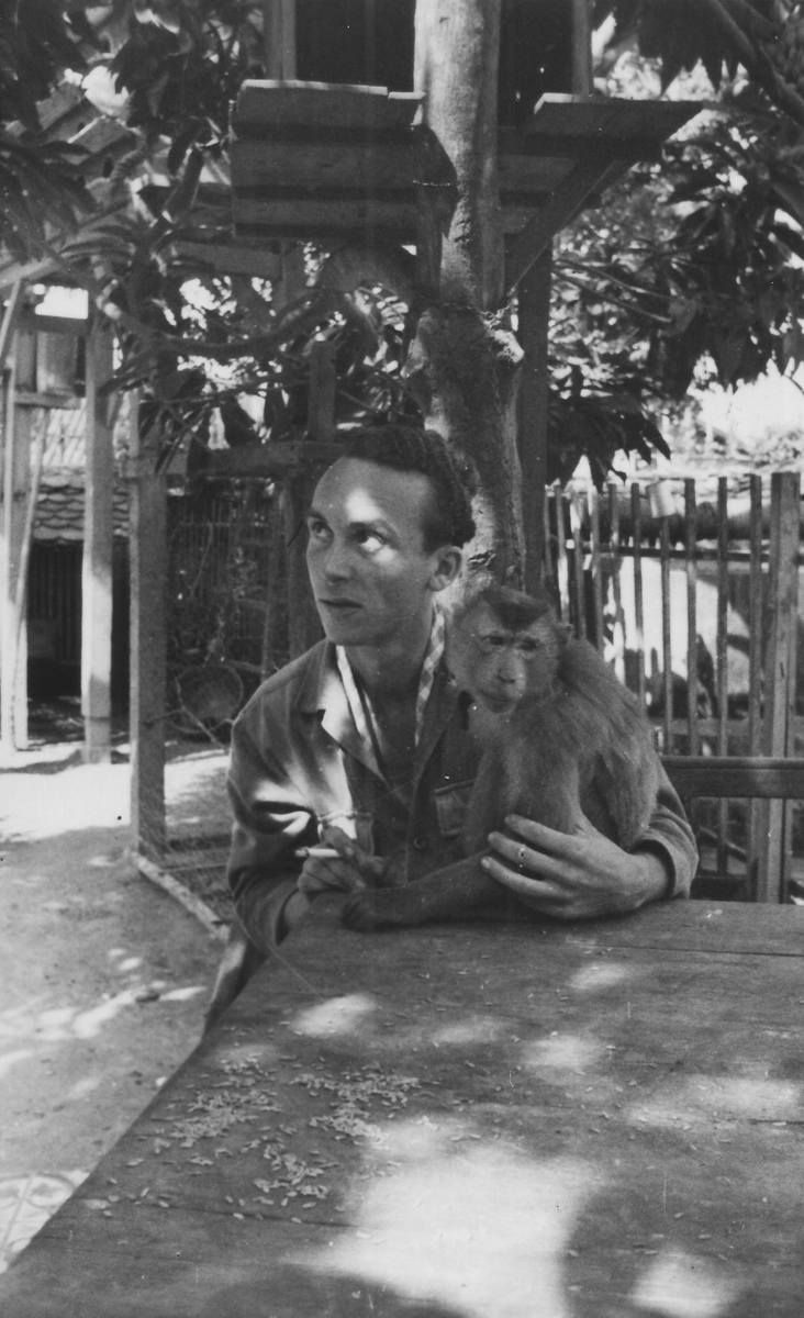 Zygmunt Jatczak z makakiem w Cu Chi