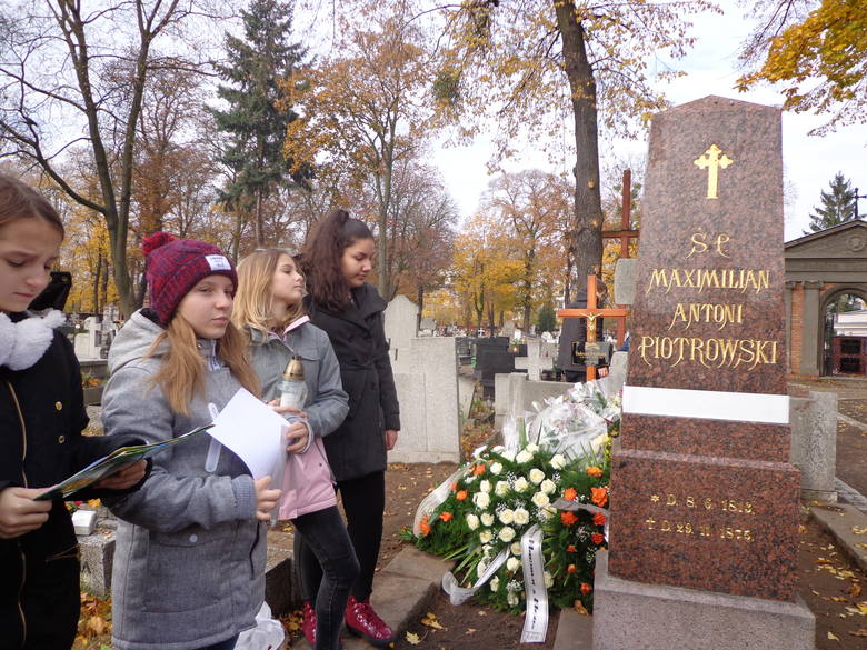Uczniowie z I Prywatnego LO i I Prywatnego Gimnazjum odwiedzają groby znanych bydgoszczan