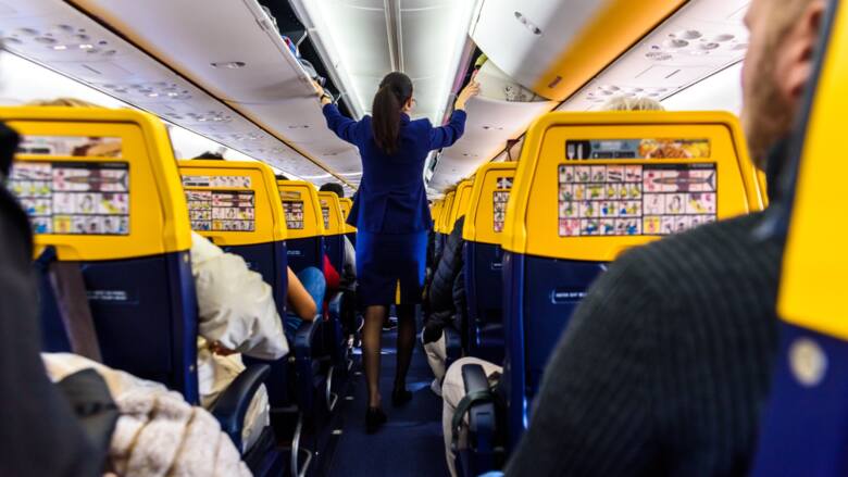 Stewardessa przygotowując akabinę samolotu do startu