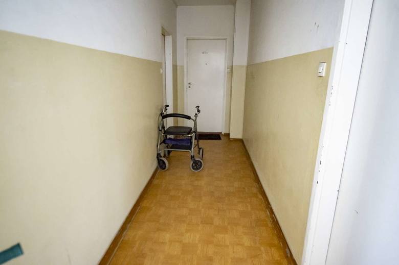 Mieszkania w byłym hotelu pracowniczym w Puszczykowie to maleńkie pokoje z łazienkami i samodzielnie zaadaptowanymi aneksami kuchennymi. Nie trafiają do nich ludzie bogaci, raczej tacy, których życie nie oszczędzało. 