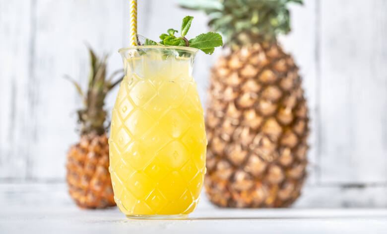 Sok ananasowy w szklance w kształcie ananasa