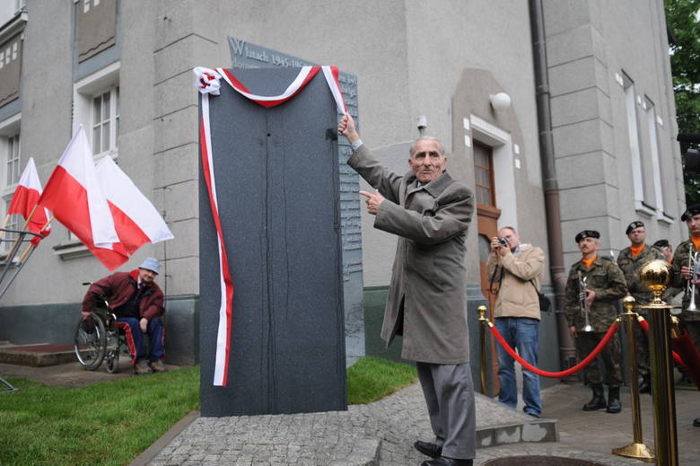 Salwa honorowa, poświęcenie pomnika przez Biskupa Regmunta oraz zerwanie szarfy przez jedną z najważniejszych osób uroczystości, Krzysztofa Donabidowicza, zwieńczyły 50. rocznicę Wydarzeń Zielonogórskich.