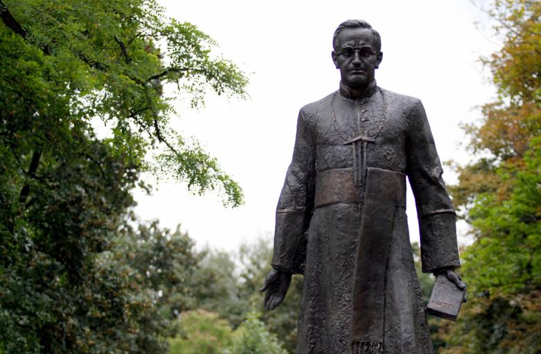 Ks. Henryk Jankowski zmarł w 2010 r. 4-metrowy pomnik stanął w Gdańsku w 2012 r. Teraz wzbudza kontrowersje, podobnie jak inne publiczne formy uhonorowania duchownego