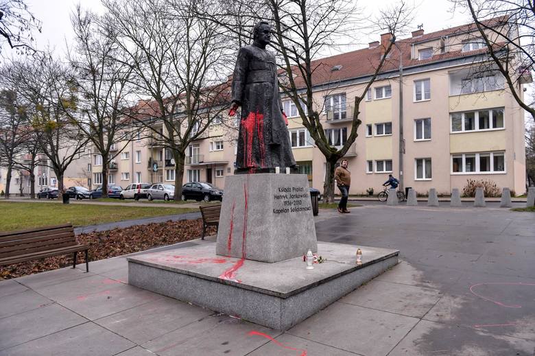 Ks. Henryk Jankowski zmarł w 2010 r. 4-metrowy pomnik stanął w Gdańsku w 2012 r. Teraz wzbudza kontrowersje, podobnie jak inne publiczne formy uhonorowania duchownego