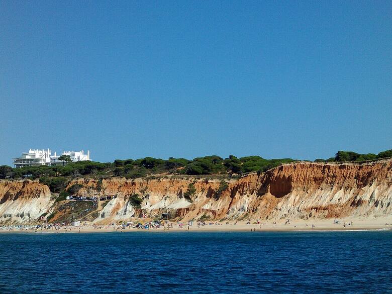 Plaża Falesia w Portugalii została uznana za najpiękniejszą na świecie.