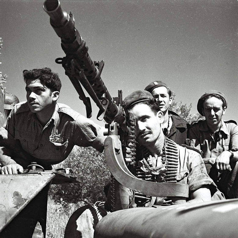 Izraelscy żołnierze w czasie wojny z Arabami w 1948 r. Celują z karabinu maszynowego MG-34 dostarczonego z Czechosłowacji
