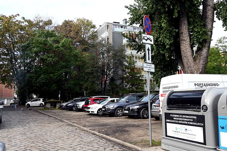 Wrocławianie mieszkający na jednym z osiedli w centrum miasta codziennie toczą walkę o miejsca parkingowe. Problemem jest ograniczenie miejsc przez znaki