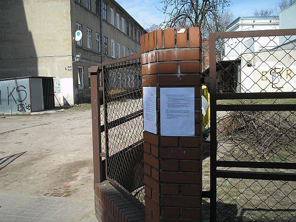 Informacje o konsultacjach dotyczących przyszłych podwyżek czynszów w mieszkaniach komunalnych zostały rozplakatowane w różnych punktach Łodzi. 