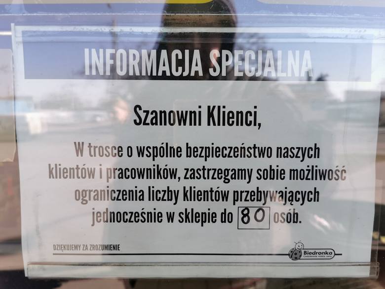 Klienci Biedronki z Włocławka informują: Wpuszczają po 80 osób, jest ciasno!