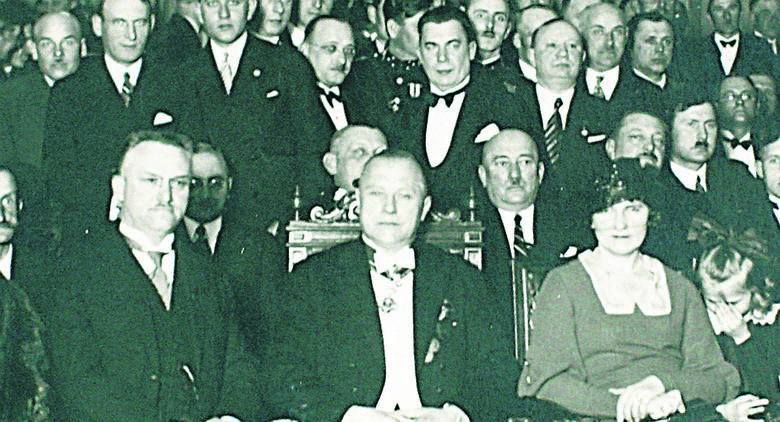 Aleksander Rżewski (w środku) został aresztowany w listopadzie 1939 roku