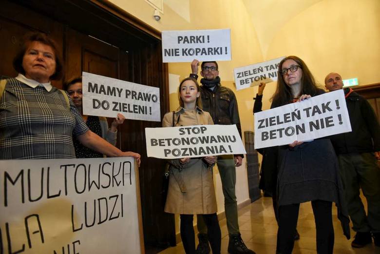 Wrzesień 2018 roku, pikieta w obronie zieleni przed salą sesyjną Urzędu Miasta Poznania