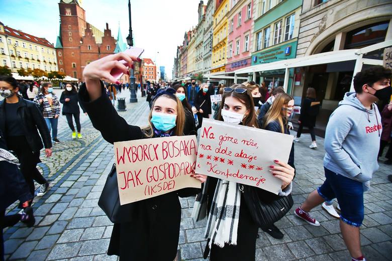 Ataki narodowców na demonstrację we Wrocławiu. „Kopali w głowy, pryskali gazem