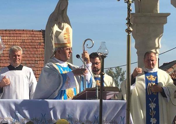 Mszę dla pielgrzymów w Sanktuarium Matki Bożej Łokietkowej koncelebrował biskup Jan Piotrowski, w asyście grupy kapłanów.