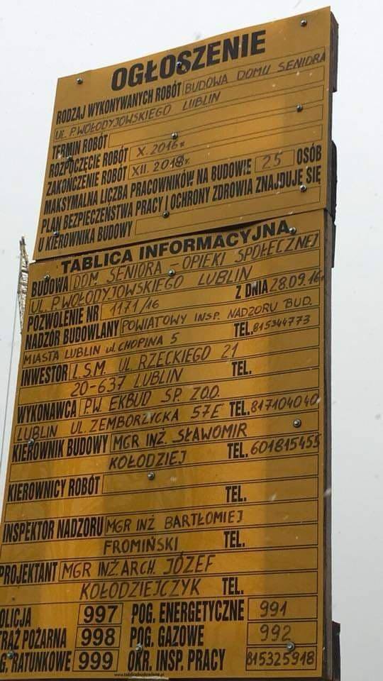 Tablica informacyjna z czasu budowy Domu Seniora przy ul. Pana Wołodyjowskiego