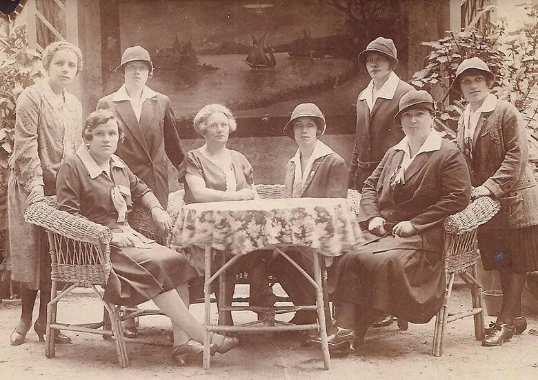 Na zdjęciu moja Mama (siedzi przy stole z prawej) z koleżankami z towarzystwa patriotyczno-sportowego „Sokół”