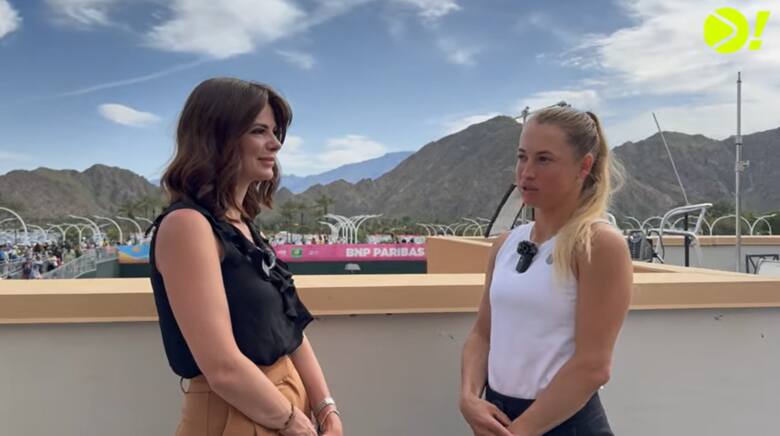 Julia Putincewa (z prawej) opowiada w Indian Wells o niesamowitej przygodzie jaką przeżyła podczas przelotu z Dubaju do Kalifornii