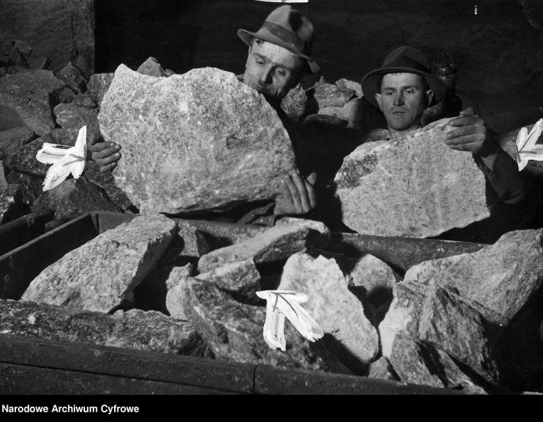 <strong>Kopalnia soli w Wieliczce, 1940</strong><br /> <br /> Dwaj górnicy ładują bryły soli na wagonik w kopalni w Wieliczce. <br />  <br />  