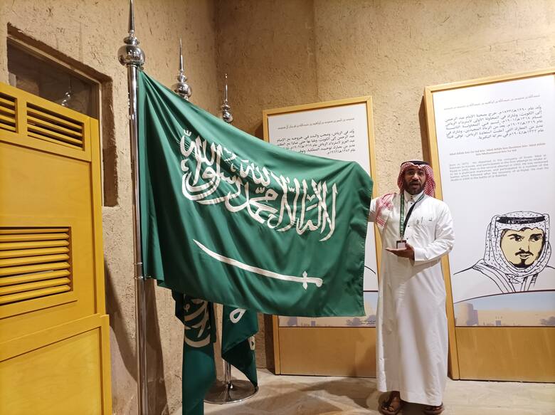 Nasz przewodnik, Ali Aligi, objaśnił nam, że odłożony miecz widoczny na fladze Arabii Saudyjskiej symbolizuje pokojowe nastawienie (z zachowaniem gotowości