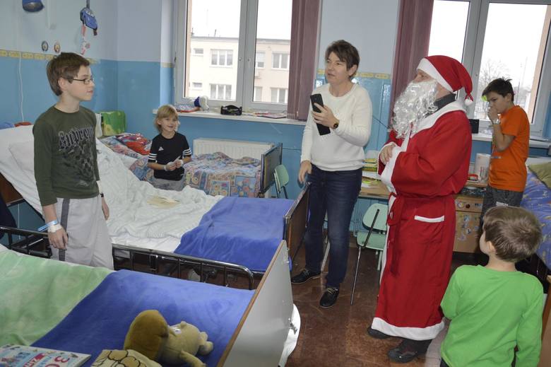 Mikołajkowe prezenty dla dzieci ze szpitalnej pediatrii w Łowiczu (Zdjęcia)