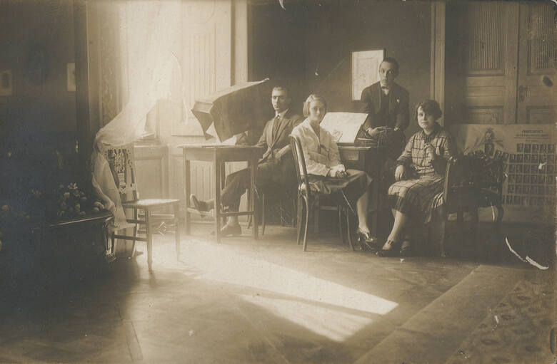 Pracownicy Zygmunta Garzyńskiego w jego atelier przy ul. Sławkowskiej 6, 1924. 
