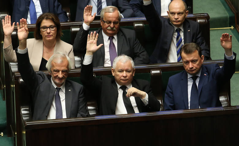 Silnego poparcia szefowi MON udzieliła premier Beata Szydło.