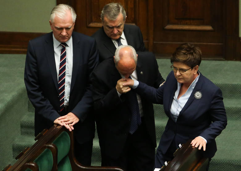 Silnego poparcia szefowi MON udzieliła premier Beata Szydło.