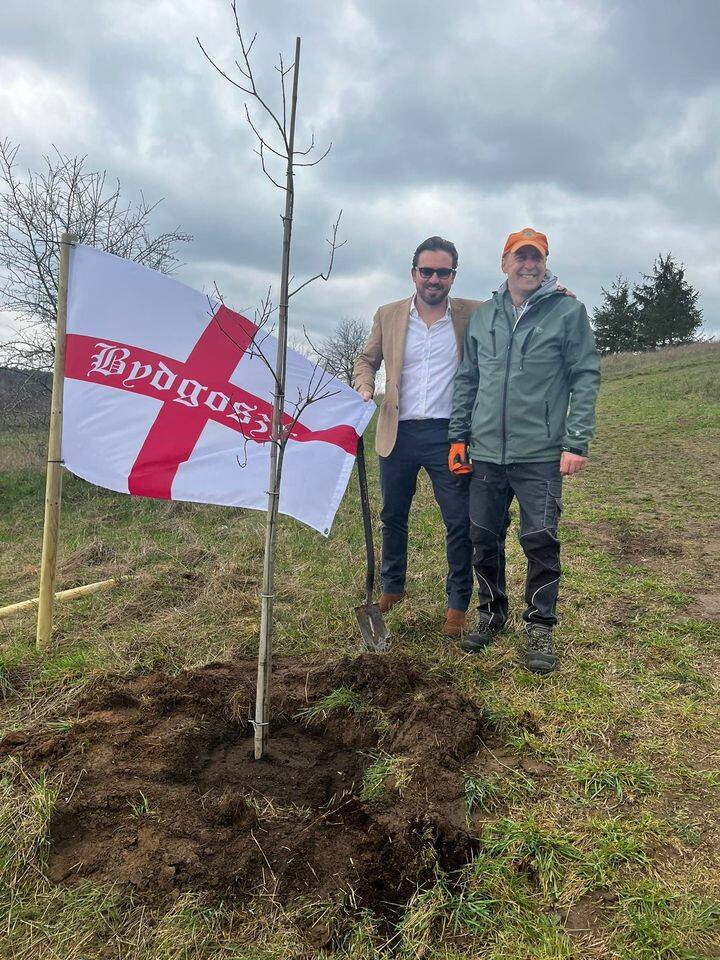 W akcji sadzenia drzew w marcu 2023 r. wziął udział Brytyjczyk Howard Chaganis, który przez kilka lat mieszkał w Bydgoszczy.