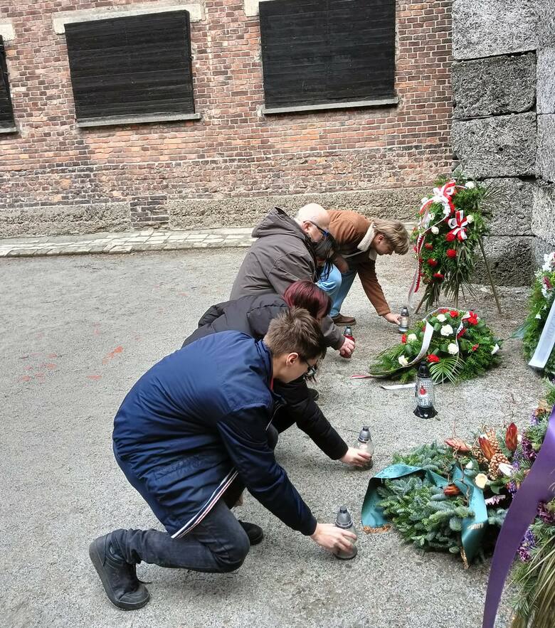 Prezes oświęcimskiego oddziału Towarzystwa Opieki nad Oświęcimiem Pamięć o Auschwitz Marek Księżarczyk wraz z młodzieżą w przeddzień 79. rocznicy wyzwolenia