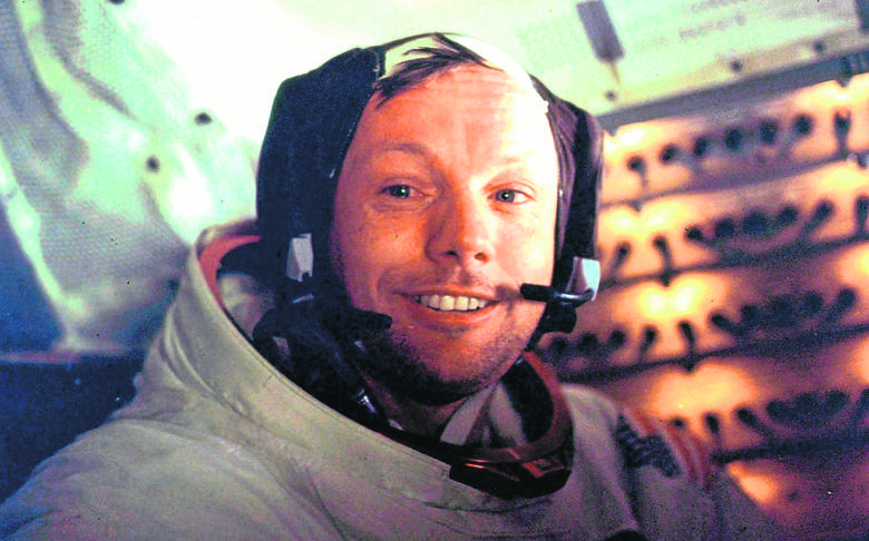 Neil Armstrong był pierwszym człowiekiem, który postawił stopę na Księżycu. W filmie „Pierwszy człowiek” Damiena Chazelle’a w jego rolę wcielił się aktor