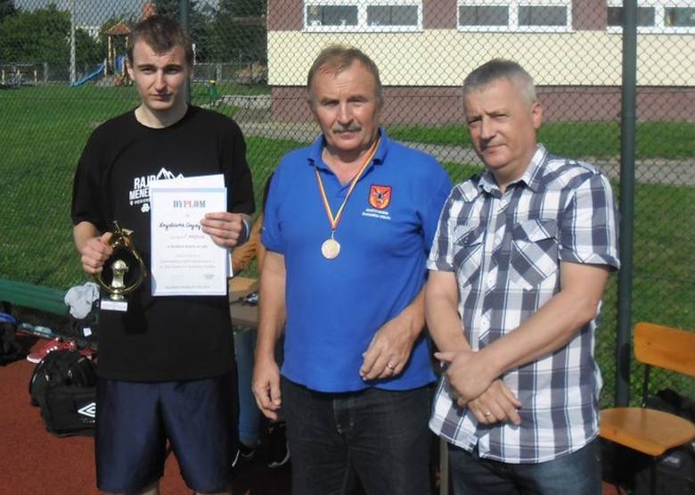 Zwycięzca konkursu rzutów za trzy punkty Krystian Gajda, z organizatorem rozgrywek Markiem Szmucem i dyrektorem Robertem Głogowieckim.