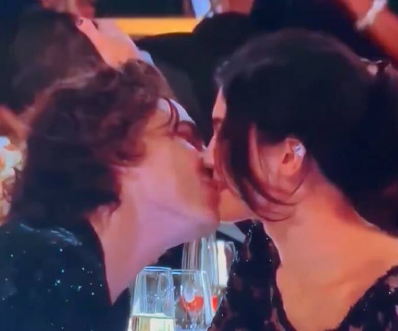 Chalamet i Jenner przyłapani na pocałunku na gali Złotych Globów 2024