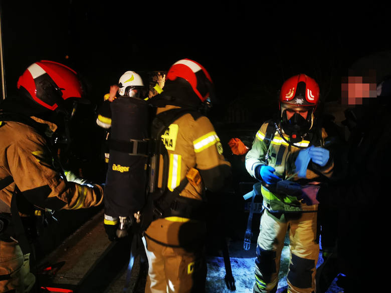 Do zdarzenia doszło w czwartek około godz. 22 w Leżachowie w powiecie przeworskim. Według wstępnych informacji, w wybuchu i pożarze, zginął mężczyzna. Ranne jest dziecko. 2-letnia dziewczynka ma liczne poparzenia. Zabrano ją do szpitala. <br /> <br /> <strong>Aktualizacja, piątek godz. 8.38</strong><br...