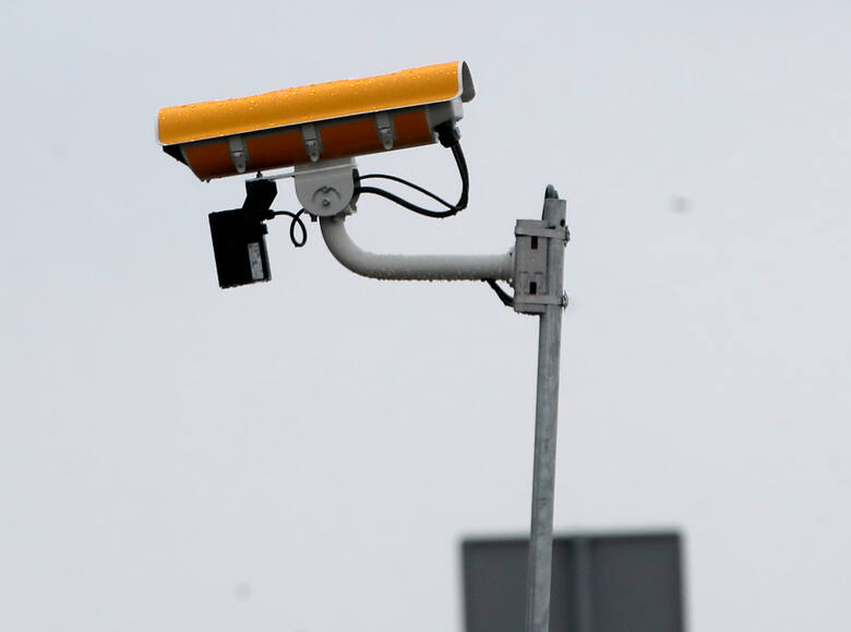 Skrzyżowanie od 25 stycznia monitoruje 26 kamer. System po przekroczeniu przez pojazd wirtualnej linii detekcji w trakcie nadawanego czerwonego światła,