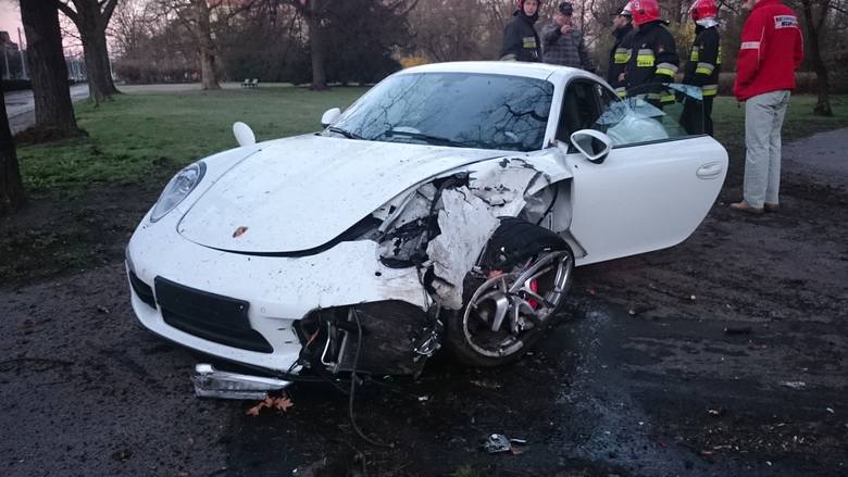 Wrocław Porsche uderzyło w drzewo przy pl. Powstańców