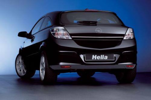 Fot. Hella:  A tak wygląda Opel Astra III z awangardowymi lampami zespolonymi firmy Hella.