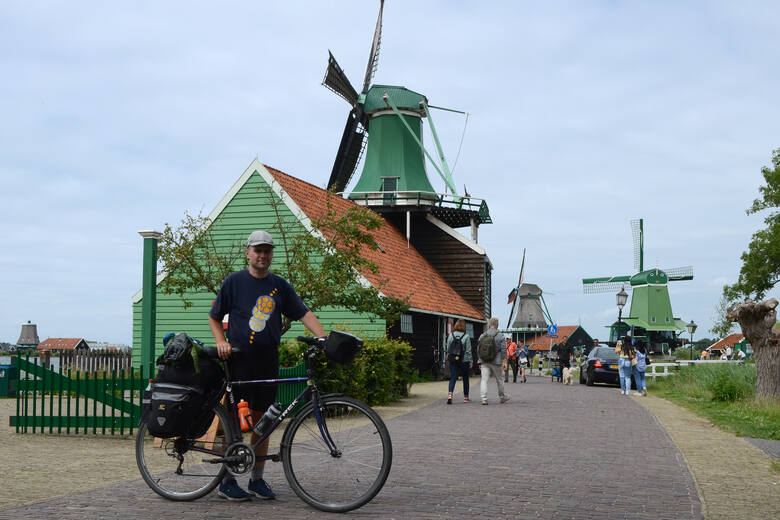 Autor tekstu w skansenie wiatraków w holenderskim Zaandam