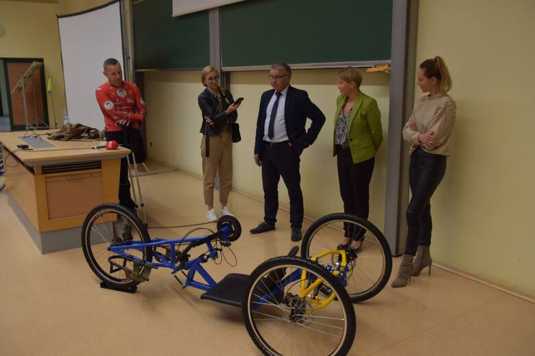 Na Uniwersytecie Zielonogórskim odbył się pokaz prototypu roweru trójkołowego typu „HANDBIKE” dla osób niepełnosprawnych - 15 października 2021 r.