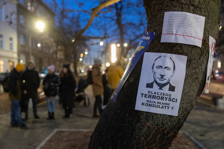 Piątkowe manifestacje odbywały się od rana w kilku miejscach w Krakowie: pod konsulatem Rosji, Niemiec, USA oraz na Rynku Głównym