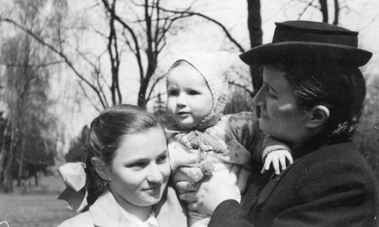 Ida Gliksztejn z dwoma córkami: Ruth i urodzoną już po wojnie Anat. Dziewczynki były przyrodnimi siostrami.
